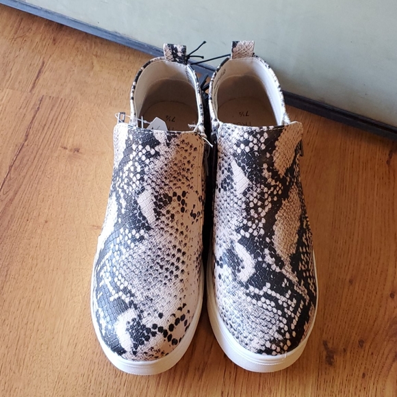 Time and Tru memory foam sneakers new - Picture 5 of 6